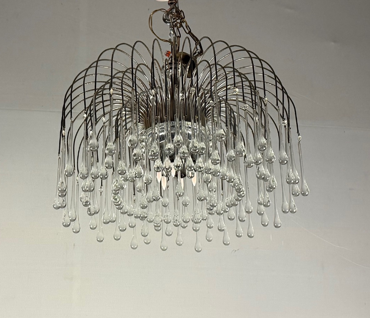Paire de grands lustres garnis de gouttes en verre, structures métal chromé, Italie vers 1960-photo-3