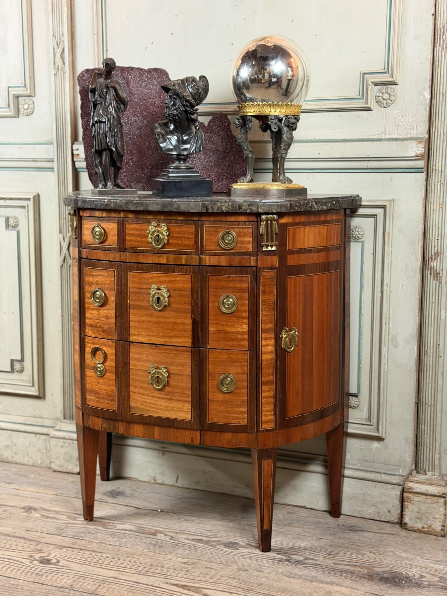 Commode Demi-lune Louis XVI en placage de bois fruitiers, France XVIIIéme siècle 