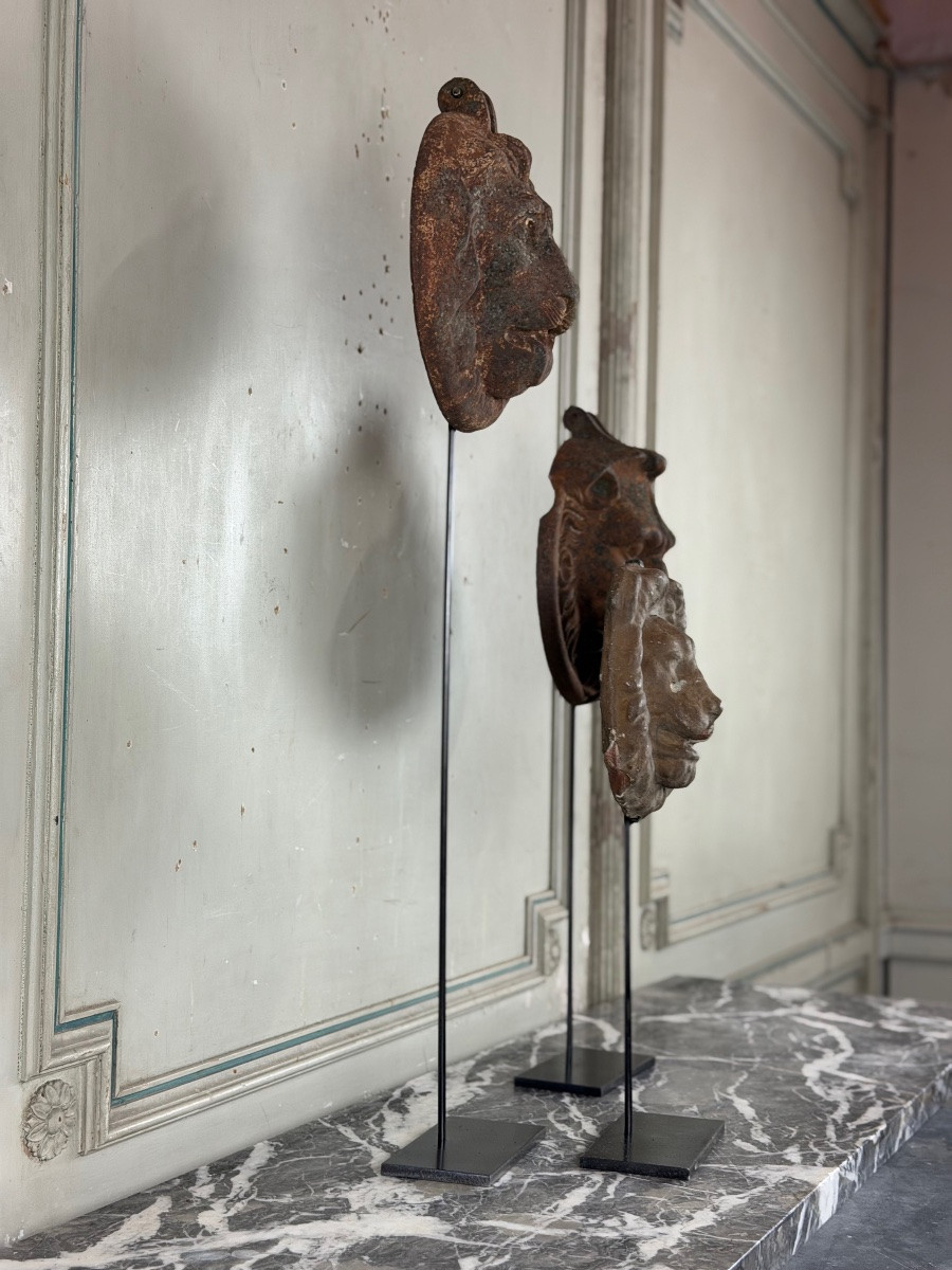 Trois lions cache-boulin, décors de façade en fonte et en terre-cuite, vers 1880-photo-1