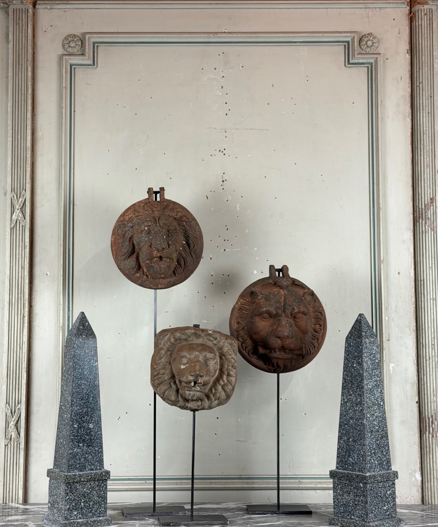 Trois lions cache-boulin, décors de façade en fonte et en terre-cuite, vers 1880