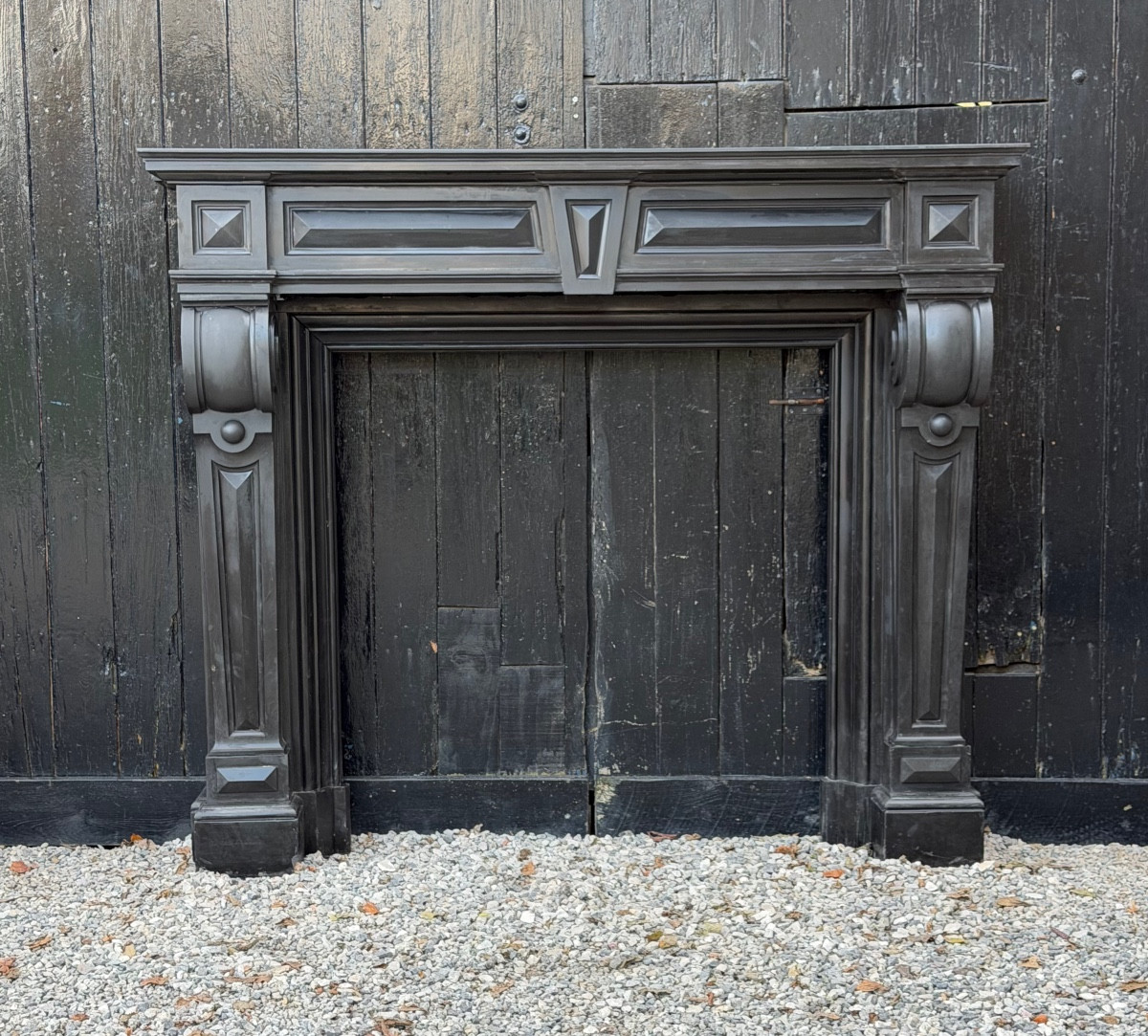 Grande cheminée Napoléon III en marbre noir de Belgique, vers 1880 