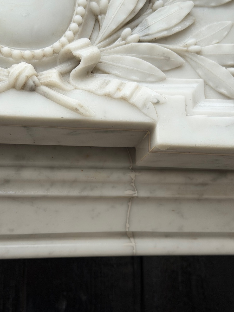 Cheminée de style Louis XVI en marbre blanc de Carrare vers 1880-photo-2