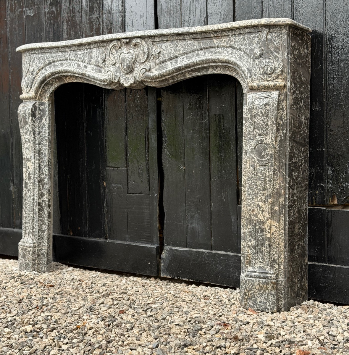 Cheminee régence en marbre gris, Sainte-Anne, XVIIIe siècle