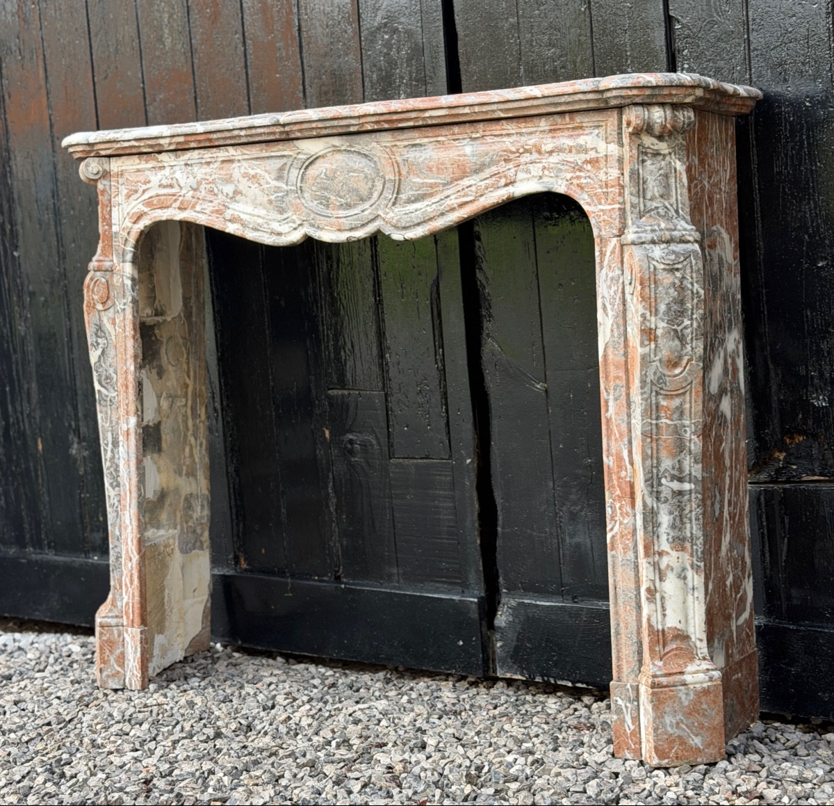 Cheminee de style Louis XV en marbre gris des Ardennes, vers 1900