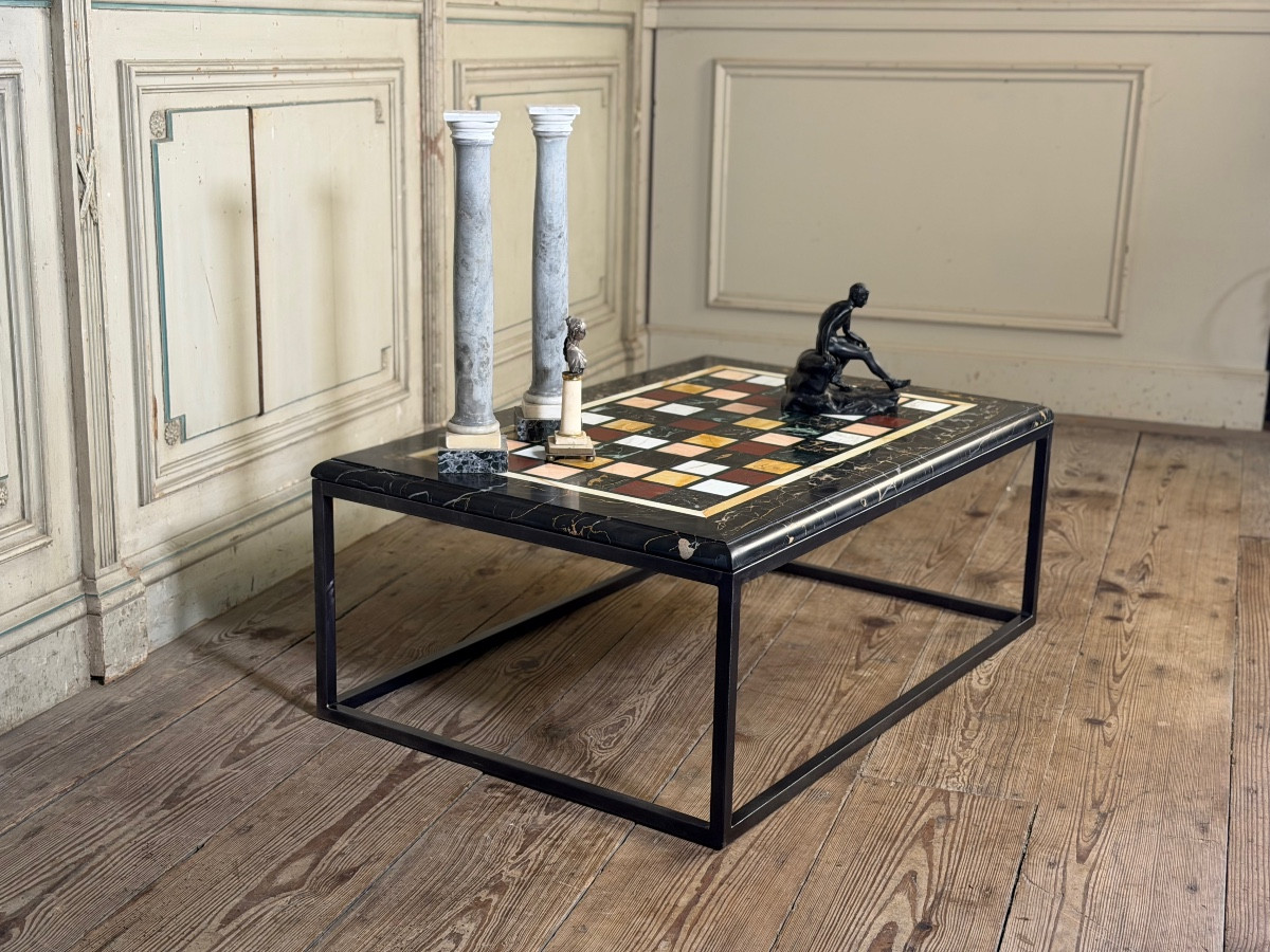 Table de salon, spécimens de marbres,  socle de métal sur mesure 