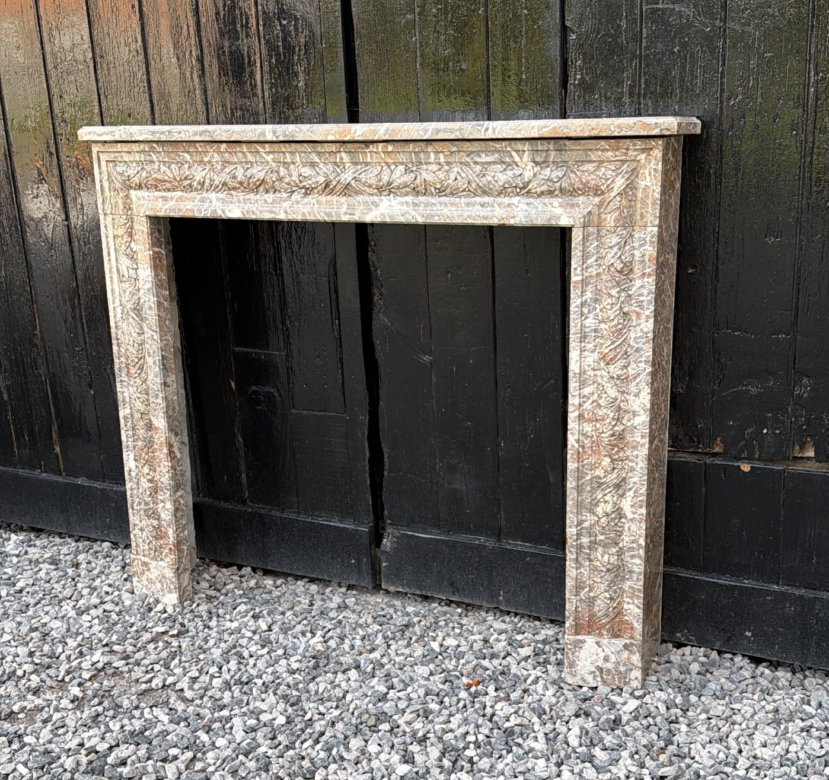 Cheminée de style Louis XVI en marbre gris des Ardennes, vers 1900