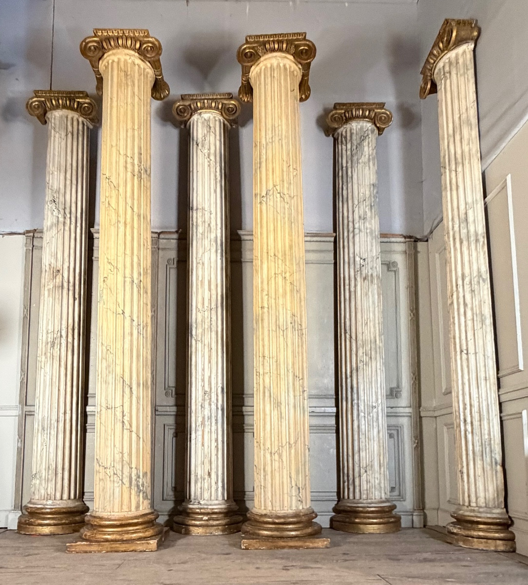 deux colonnes et quatre demi-colonnes cannelées, bois sculpté et faux marbre, XVIIIème siècle 