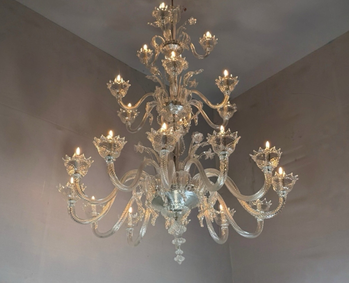 Lustre vénitien en verre de Murano incolore, 21 bras de lumière sur trois niveaux