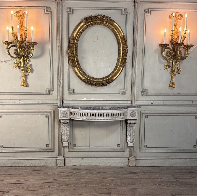 Console d’applique Louis XVI en bois sculpté, patine grise, XVIIIème siècle 