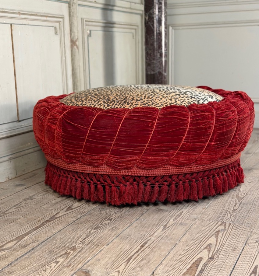 Grand pouf en velours et passementeries, vers 1880-photo-3