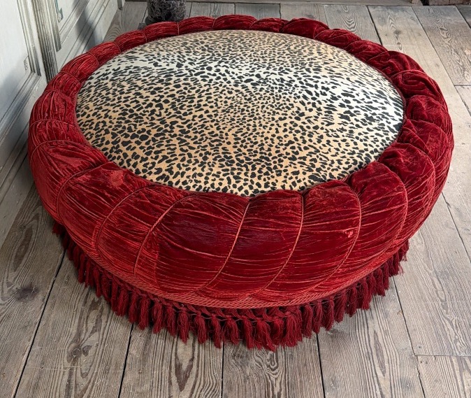 Grand pouf en velours et passementeries, vers 1880-photo-4