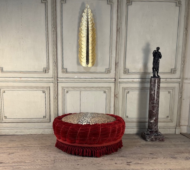 Grand pouf en velours et passementeries, vers 1880-photo-1