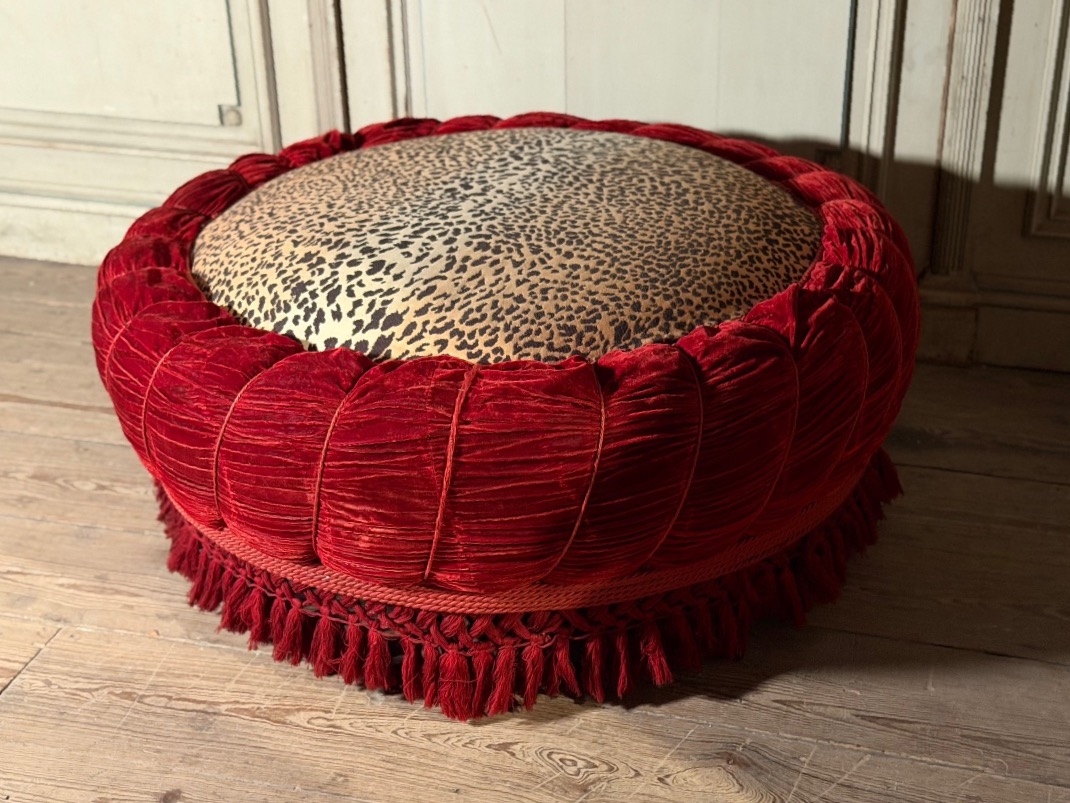 Grand pouf en velours et passementeries, vers 1880-photo-6