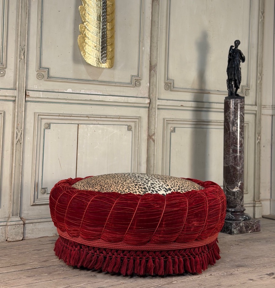 Grand pouf en velours et passementeries, vers 1880
