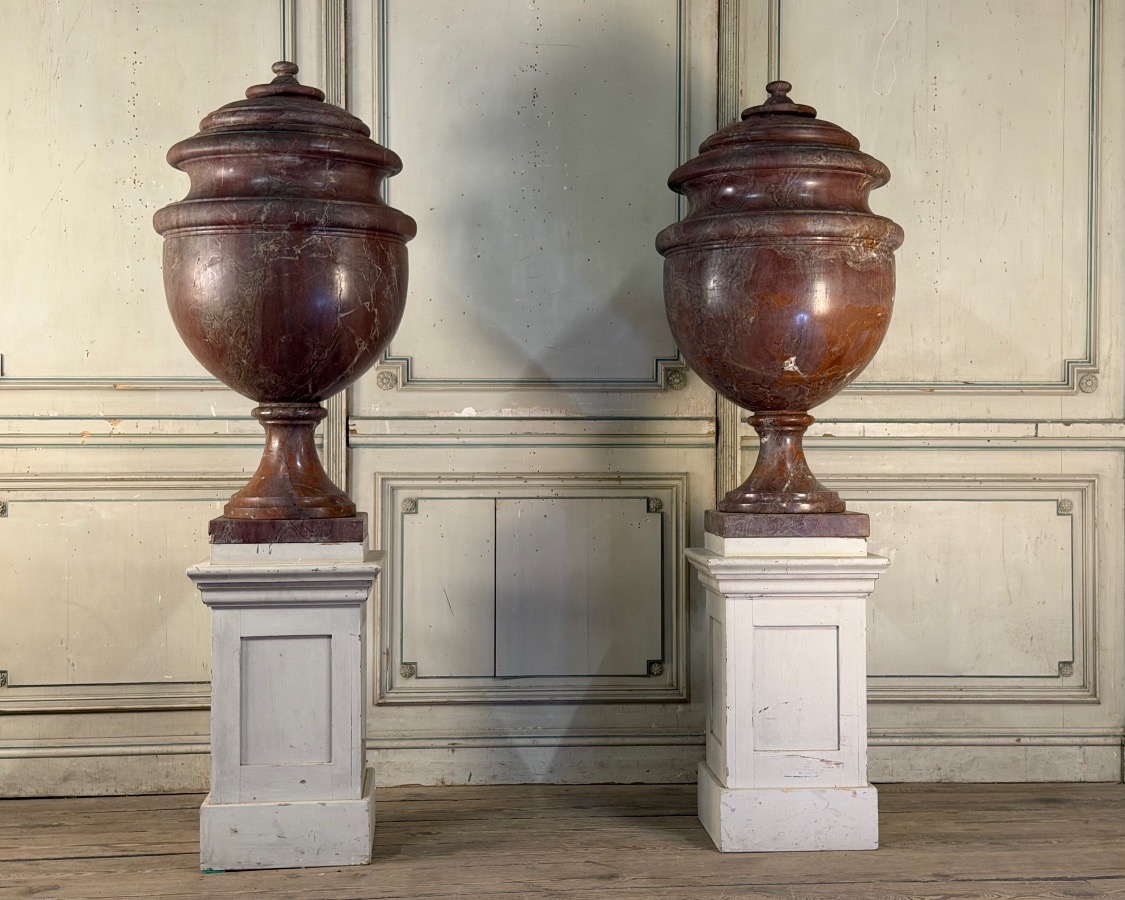 Paire d’urnes avec couvercles en marbre jaspe de Sicile, vers 1900