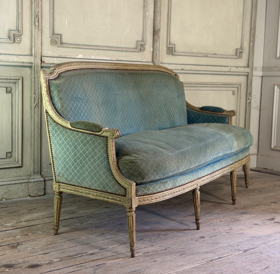 Banquette Louis XVI en bois sculpté et peint vert clair, XVIIIème siècle