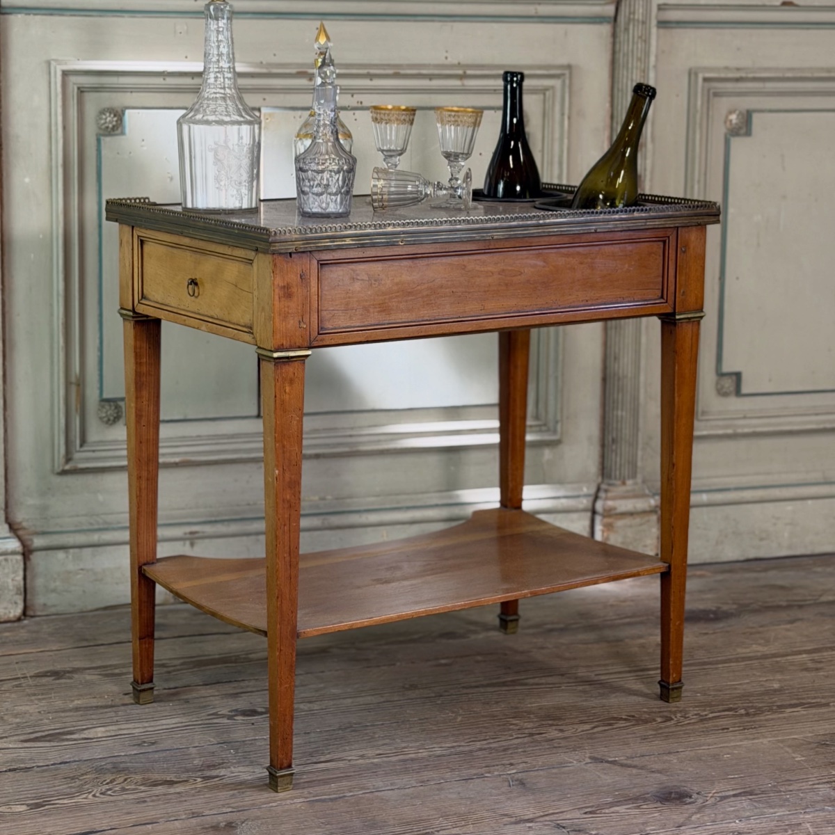 Table rafraîchissoir Louis XVI en acajou, laiton et marbre, XVIIIème siècle 