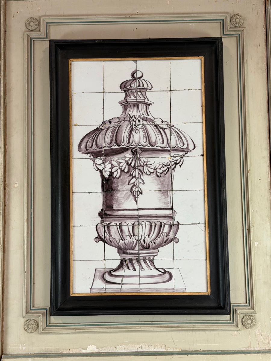 Panneau de carreaux en faïence de Delft représentant une vasque , Pays-Bas XVIIIème siècle -photo-2