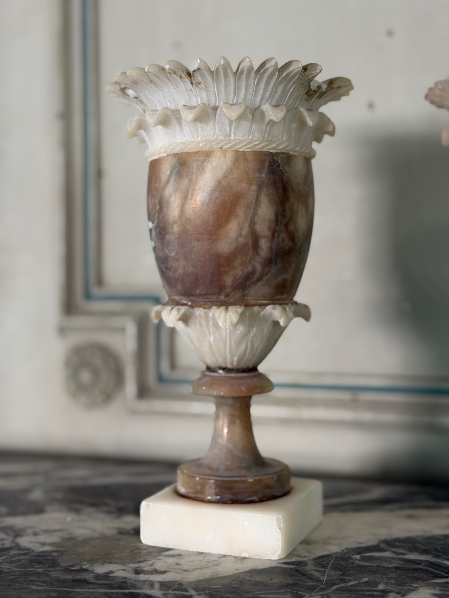 Pair Of Two-tone Alabaster Vases, Circa 1900, With Chips On The Rims-photo-2