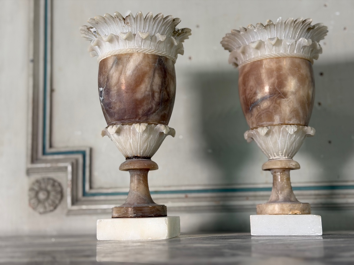 Pair Of Two-tone Alabaster Vases, Circa 1900, With Chips On The Rims-photo-1