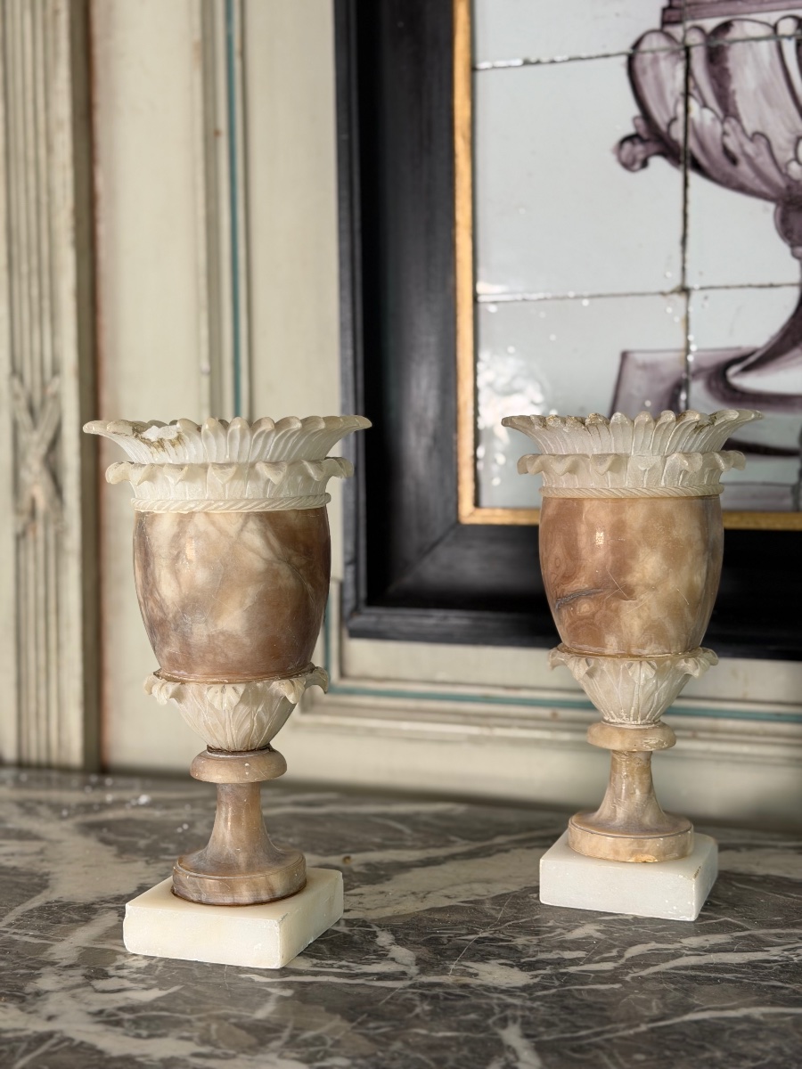Pair Of Two-tone Alabaster Vases, Circa 1900, With Chips On The Rims-photo-4