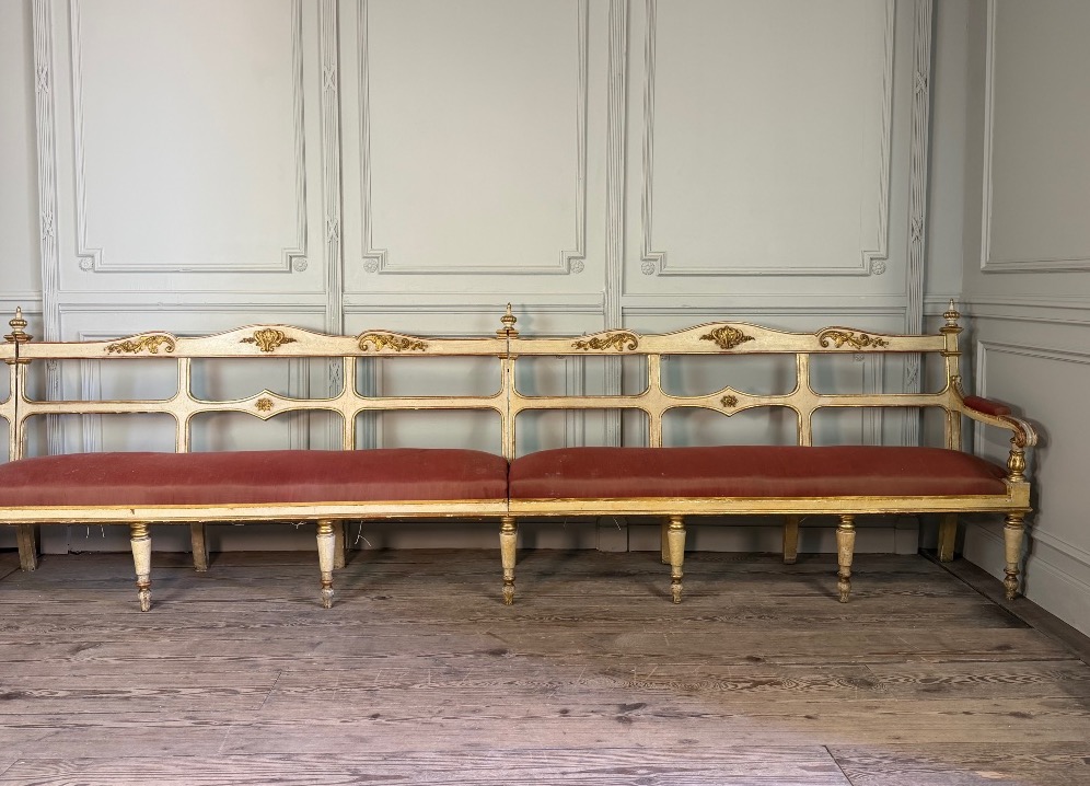 Banquette en bois sculpté, doré et peint, Italie vers 1880, 510cm de long 