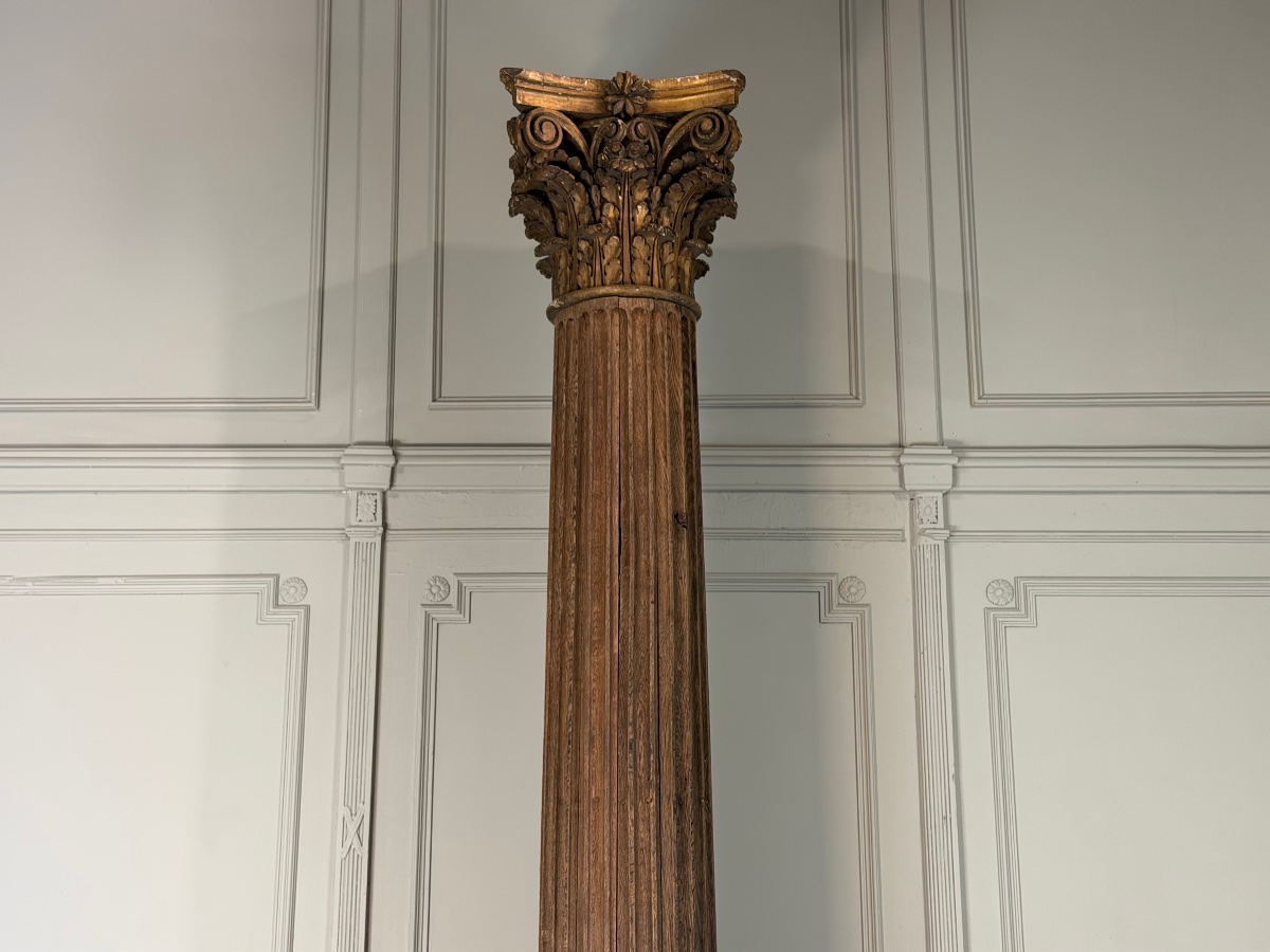 Colonne en chêne sculpté, fût cannelé et chapiteau corinthien, XVIIIème siècle -photo-2