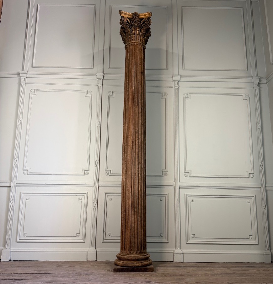 Colonne en chêne sculpté, fût cannelé et chapiteau corinthien, XVIIIème siècle -photo-3