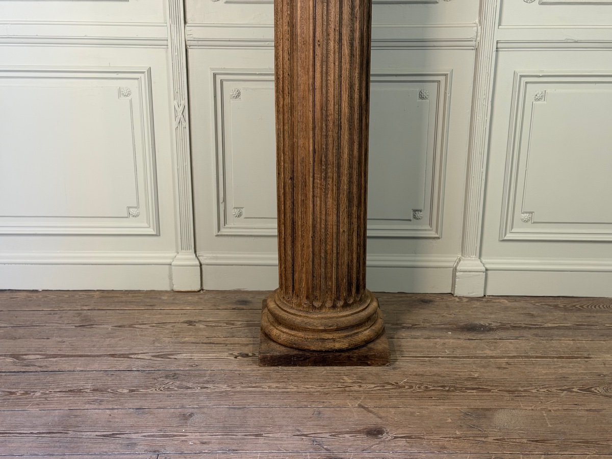 Colonne en chêne sculpté, fût cannelé et chapiteau corinthien, XVIIIème siècle -photo-4