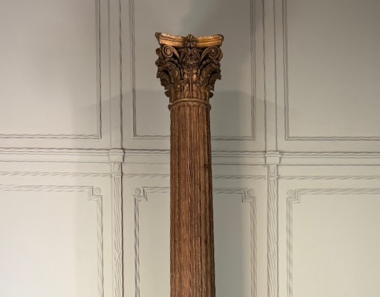 Colonne en chêne sculpté, fût cannelé et chapiteau corinthien, XVIIIème siècle -photo-1