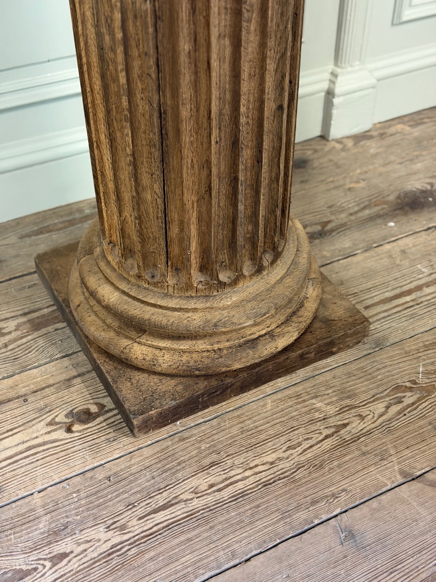 Colonne en chêne sculpté, fût cannelé et chapiteau corinthien, XVIIIème siècle -photo-2