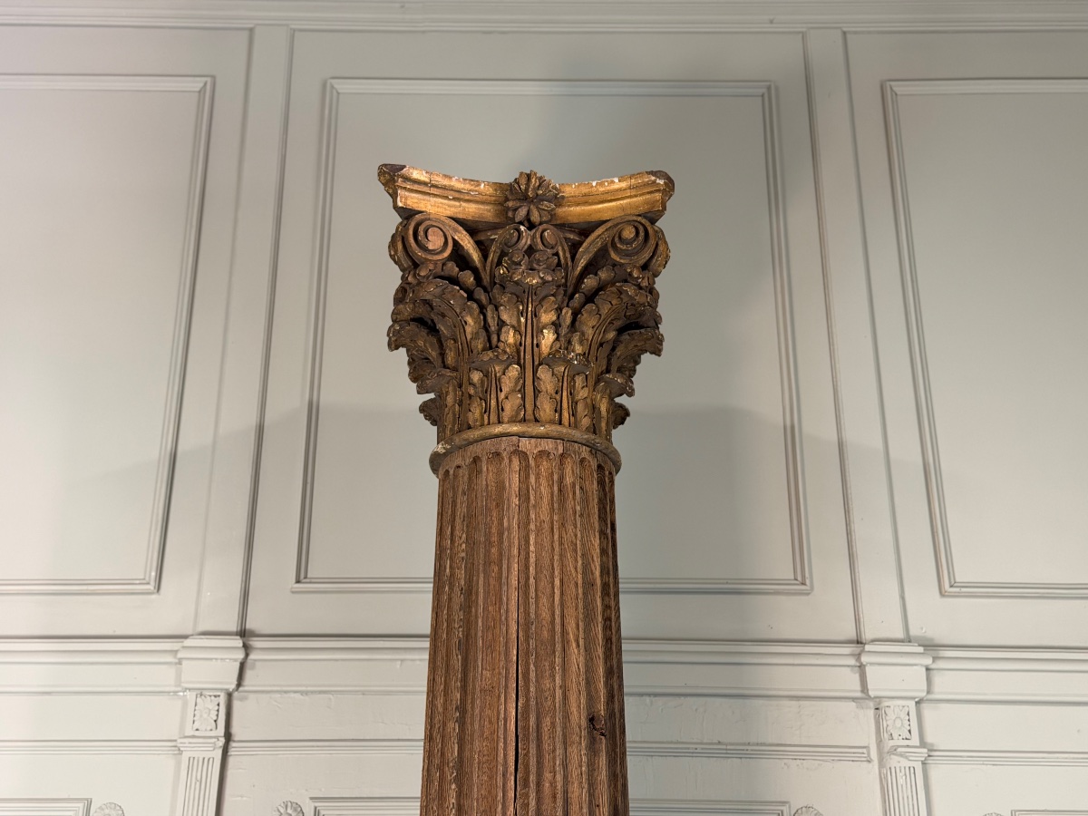 Colonne en chêne sculpté, fût cannelé et chapiteau corinthien, XVIIIème siècle -photo-3
