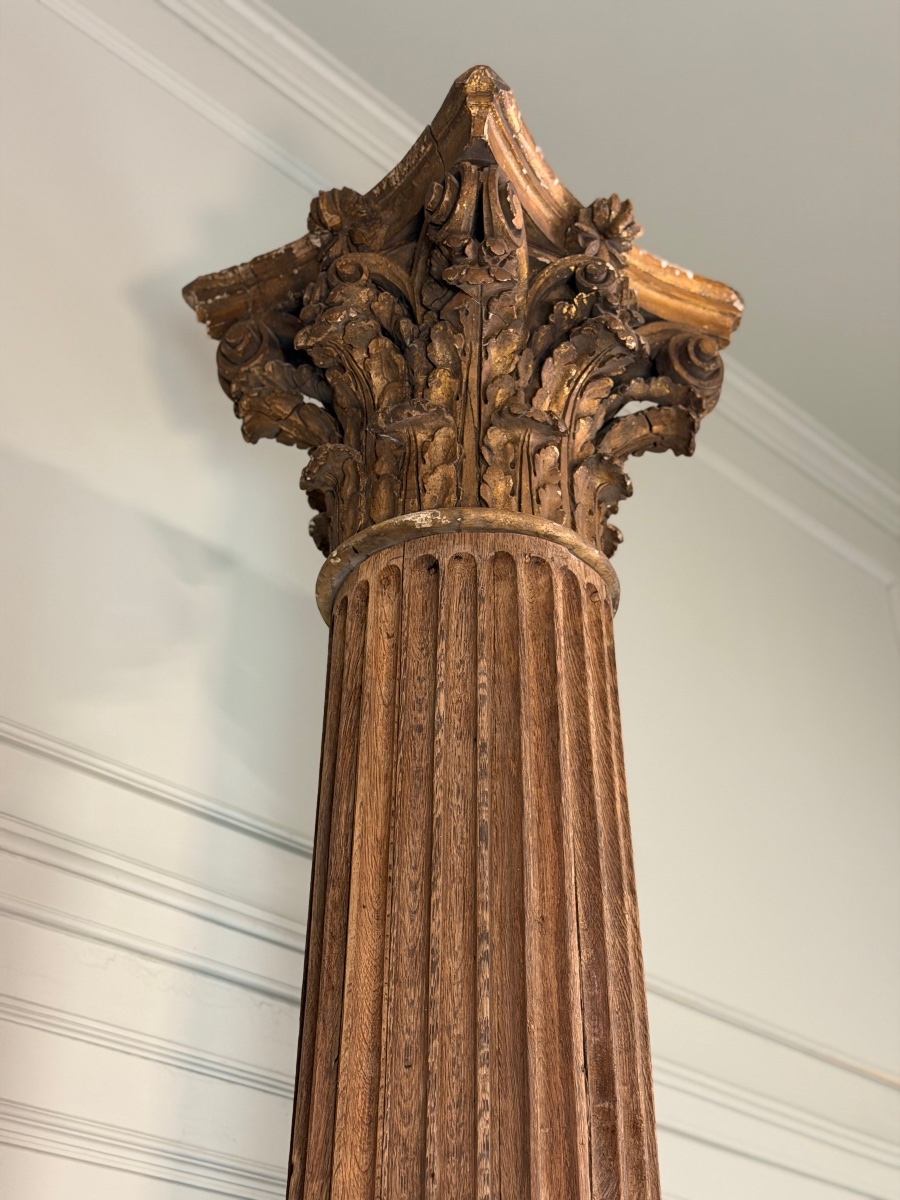 Colonne en chêne sculpté, fût cannelé et chapiteau corinthien, XVIIIème siècle -photo-5
