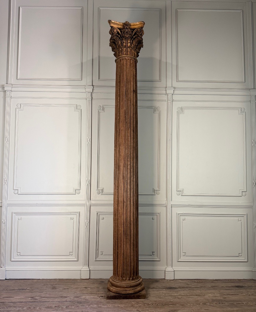 Colonne en chêne sculpté, fût cannelé et chapiteau corinthien, XVIIIème siècle 