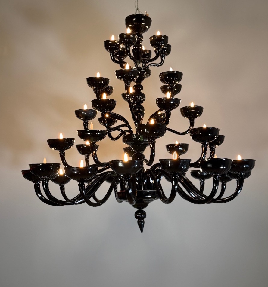 Lustre vénitien en verre de Murano noir, 28 feux de lumière, fin du XXème siècle 