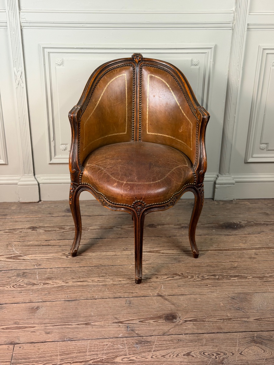 Fauteuil de bureau de style Louis XV en bois sculpté, cuir brun, vers 1920-photo-1