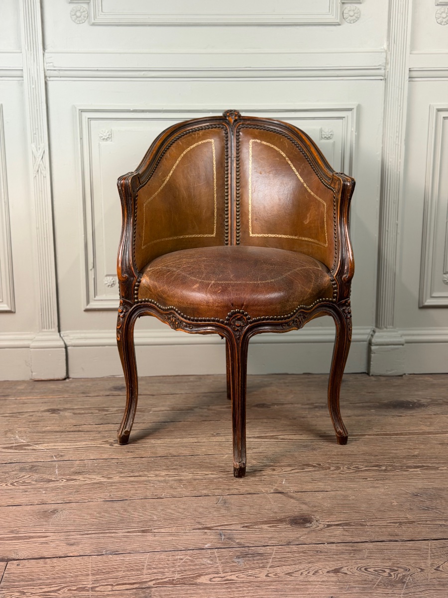 Fauteuil de bureau de style Louis XV en bois sculpté, cuir brun, vers 1920