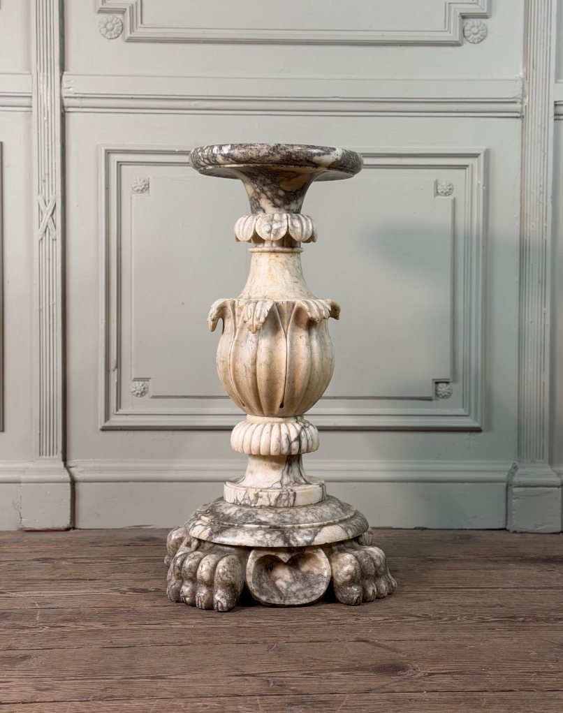 Socle en albâtre sculpté, Italie vers 1880