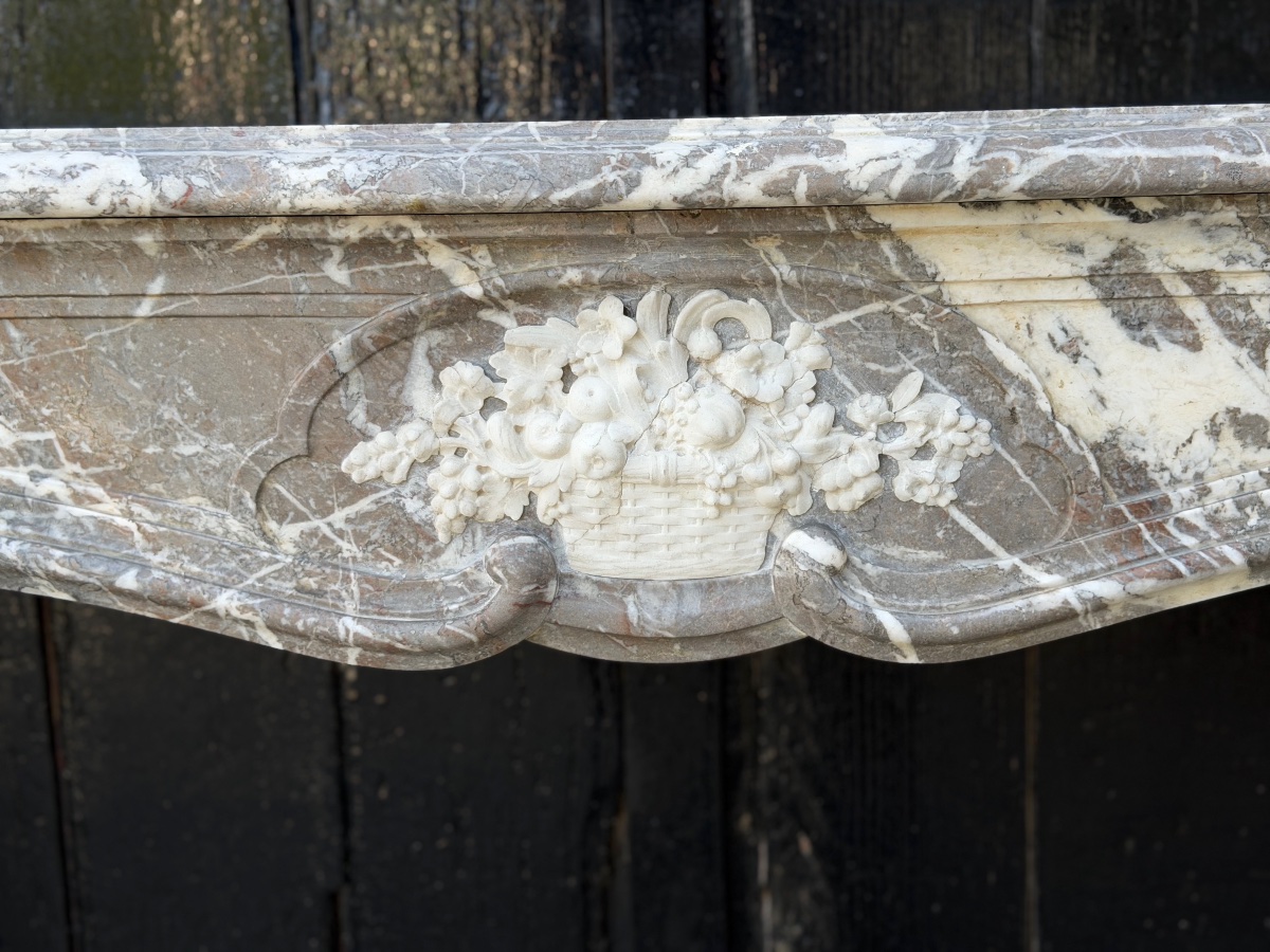 Cheminée Louis XV en marbre gris de Ardennes, un panier fleuri en marbre blanc, fin du XVIIIème-photo-2