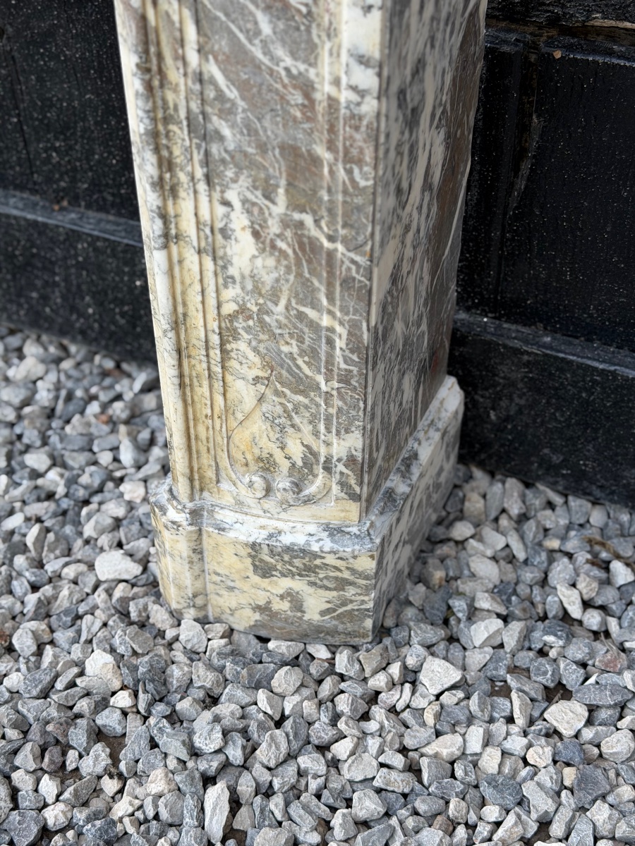 Cheminée Louis XV en marbre gris de Ardennes, un panier fleuri en marbre blanc, fin du XVIIIème-photo-4