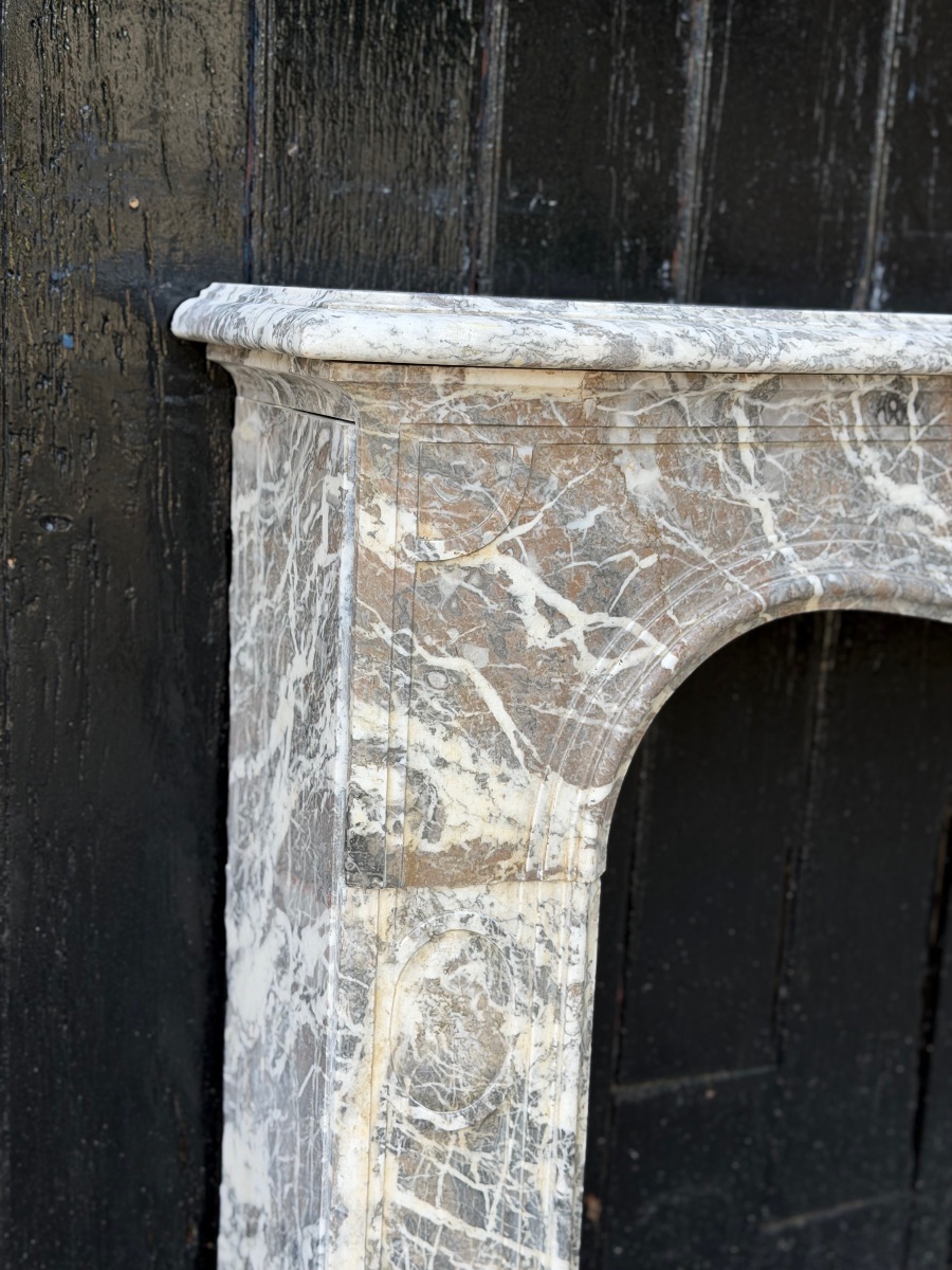 Cheminée Louis XV en marbre gris de Ardennes, un panier fleuri en marbre blanc, fin du XVIIIème-photo-3