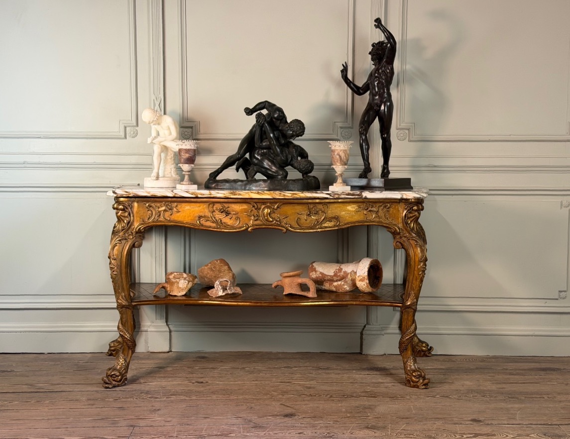 Console en bois doré, quatre pieds garnis de monstres marins, marbre brèche violette, vers 1900