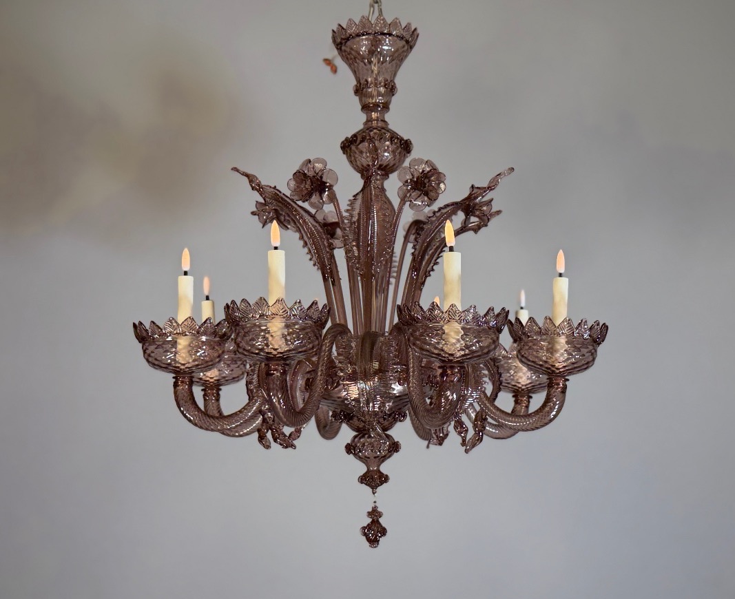 Lustre vénitien en verre de Murano de couleur améthyste, 8 bras de lumière, XXème siècle