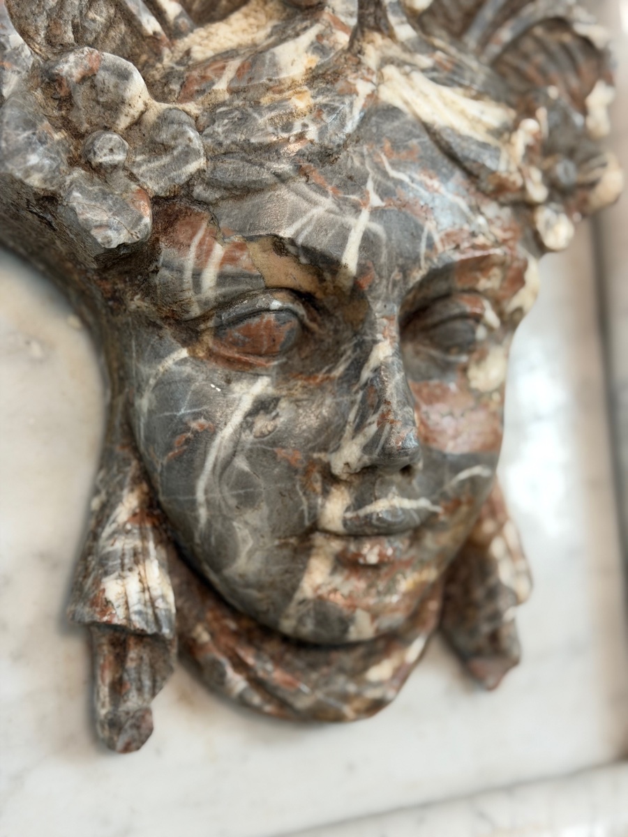 Mascaron féminin en marbre gris des Ardennes d’époque Régence,  XVIIIème siècle -photo-2