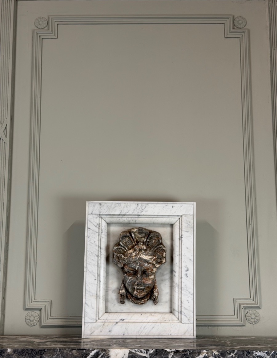 Mascaron féminin en marbre gris des Ardennes d’époque Régence,  XVIIIème siècle -photo-6