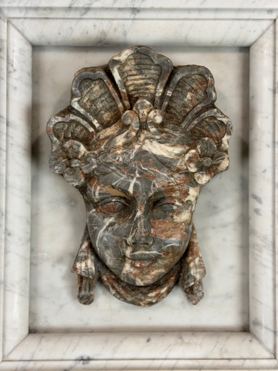 Mascaron féminin en marbre gris des Ardennes d’époque Régence,  XVIIIème siècle -photo-7