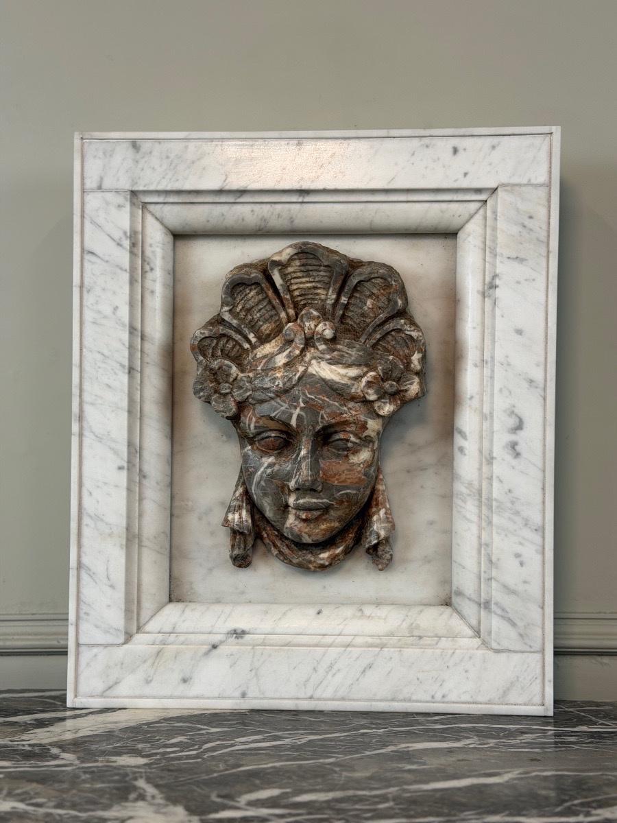 Mascaron féminin en marbre gris des Ardennes d’époque Régence,  XVIIIème siècle 
