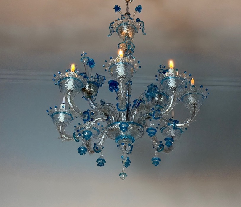 Lustre vénitien en verre de Murano incolore et bleu, 8 bras de lumière, vers 1920 -photo-4