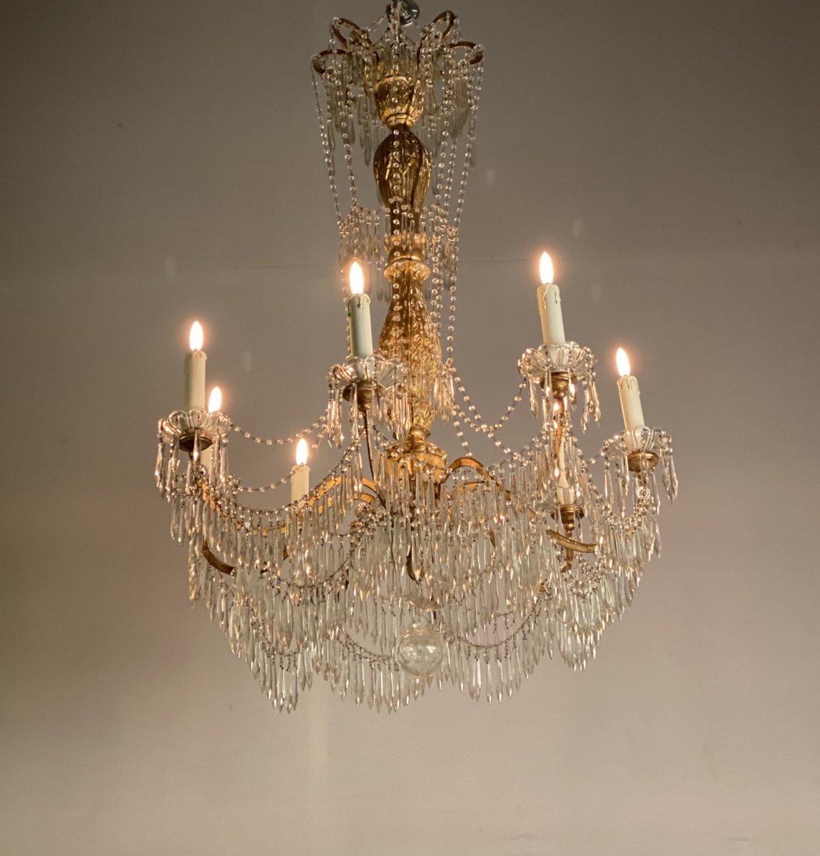 Lustre 8 Bras De Lumière, Pampilles Et Bois Doré, Italie, Début XXème Siècle 