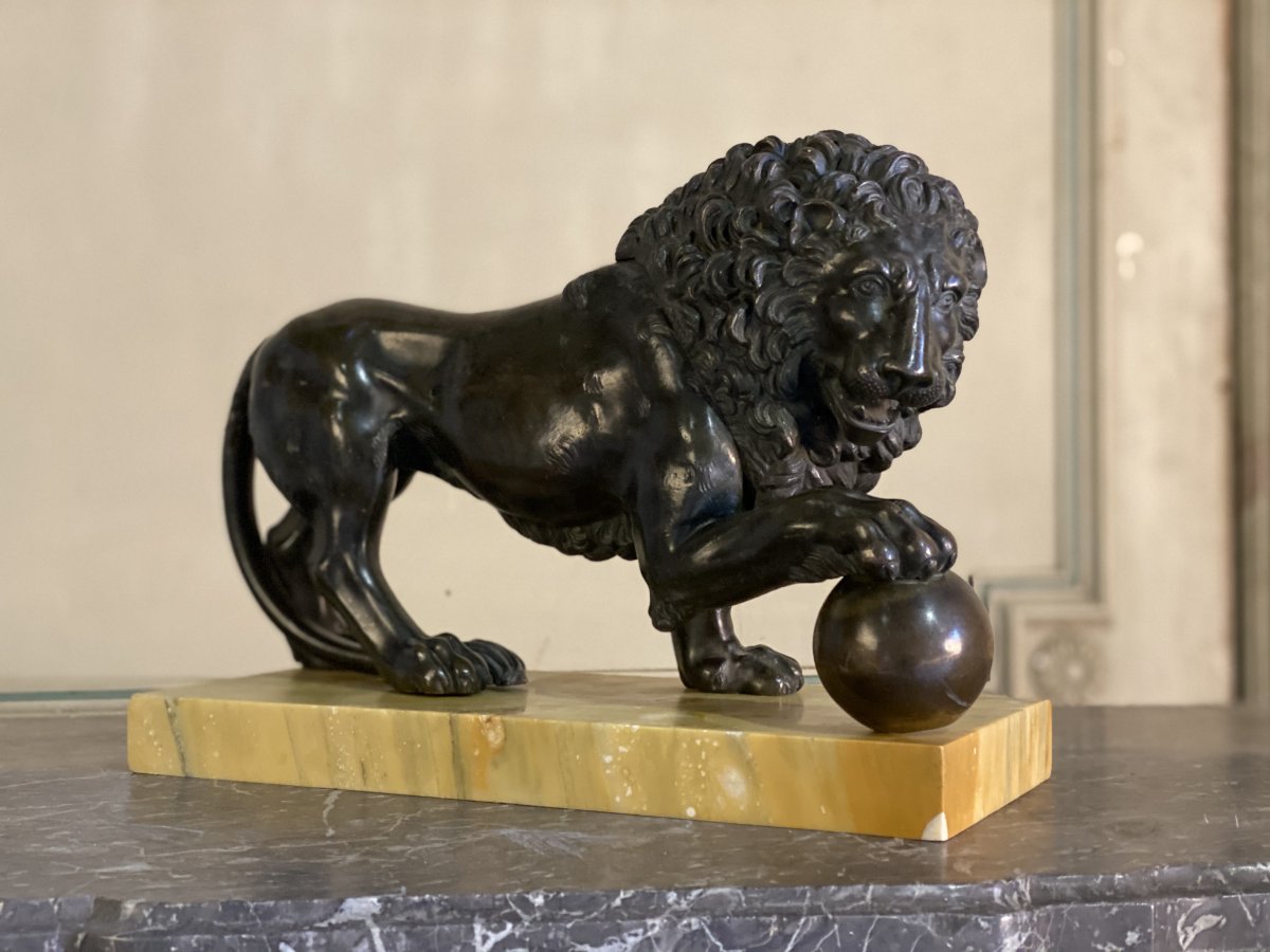 Medicis Lion In Bronze On Siena Yellow Marble Base-photo-2